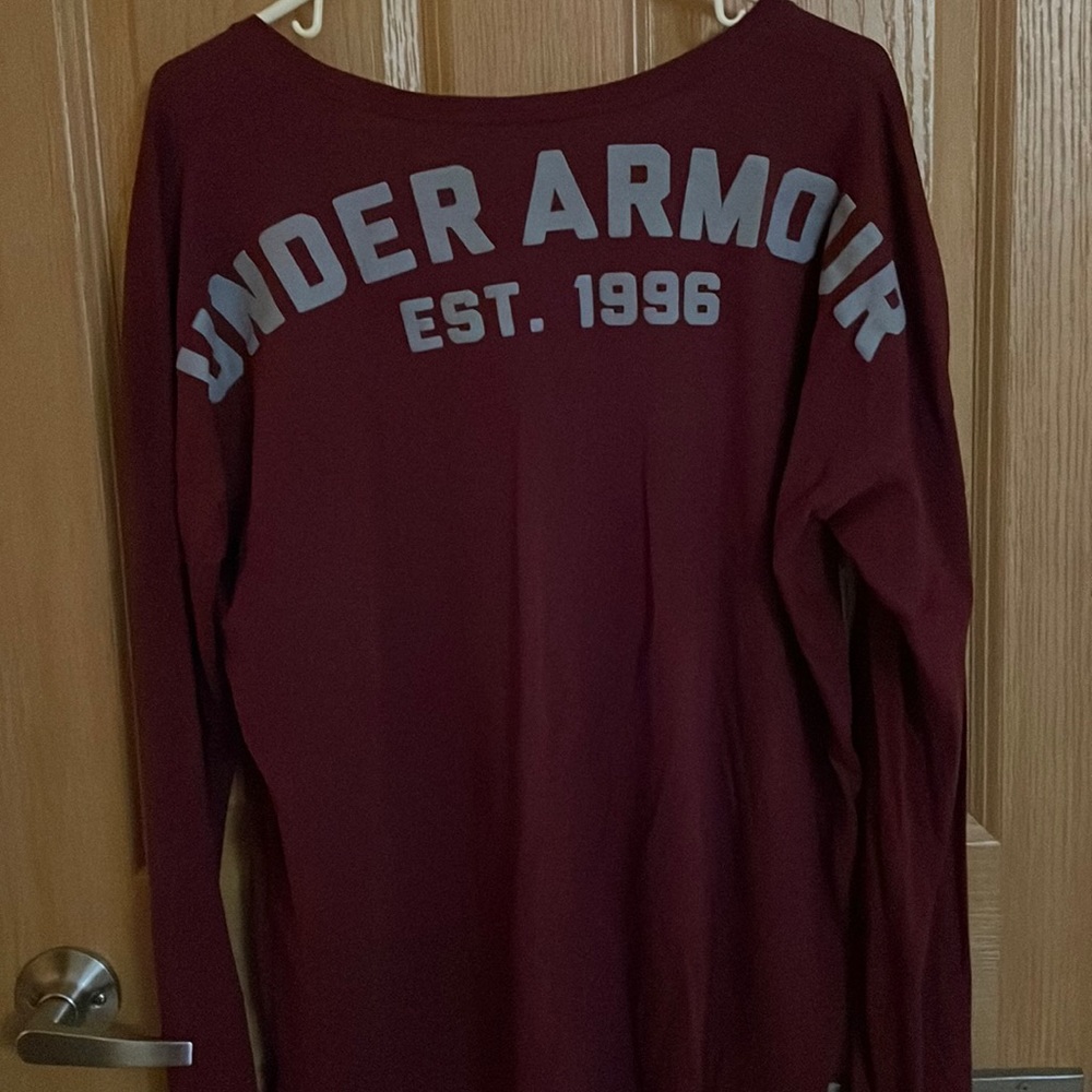 Under Armour long sleeve T shirt in good condition.